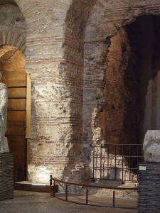 The remains of the Gallo-Roman baths make a perfect setting for early medieval artifacts, some of which are the original sculptures from Notre Dame.